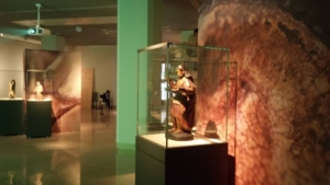 Detalle, durante el montaje de la exposici&oacute;n