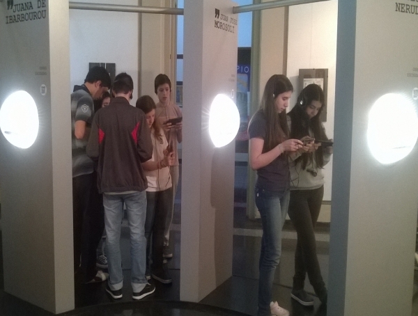 Adolescentes recorriendo la exposición. Imagen gentileza del Teatro Lavalleja. 