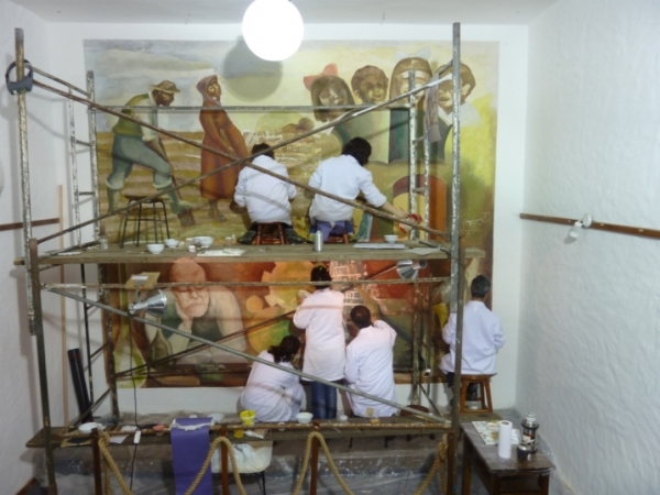 Trabajos de restauración en el mural &quot;Alegoría al Trabajo&quot; de Felipe Seade